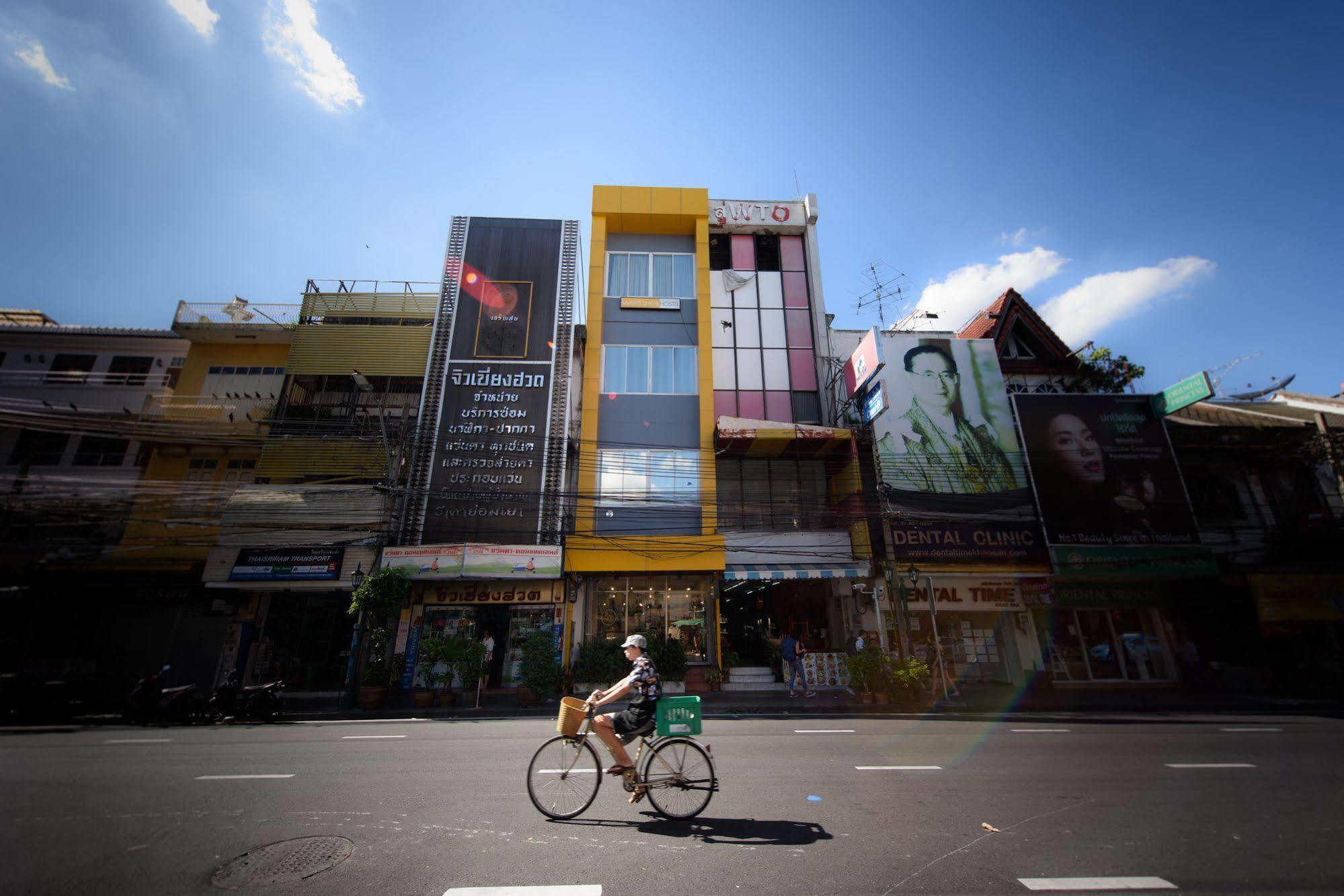 Warm White Hostel Bangkok Esterno foto