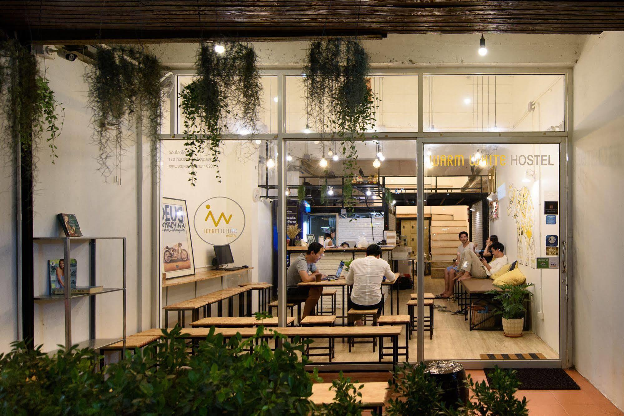 Warm White Hostel Bangkok Esterno foto