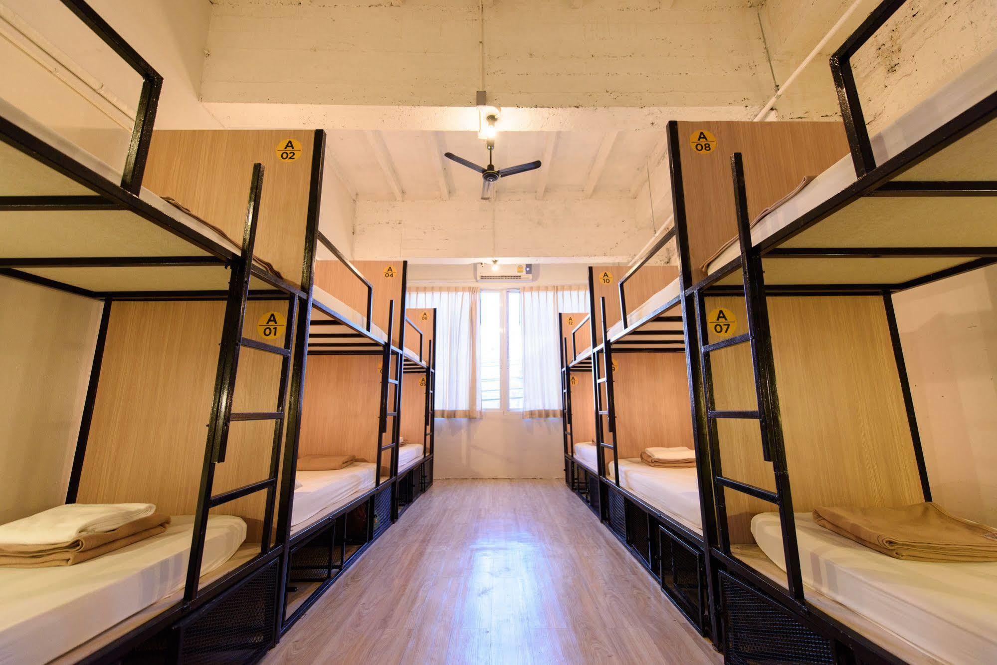 Warm White Hostel Bangkok Esterno foto