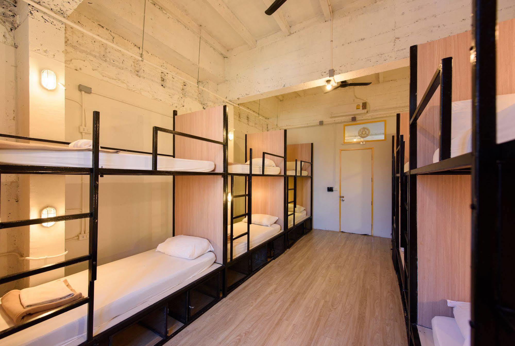 Warm White Hostel Bangkok Esterno foto