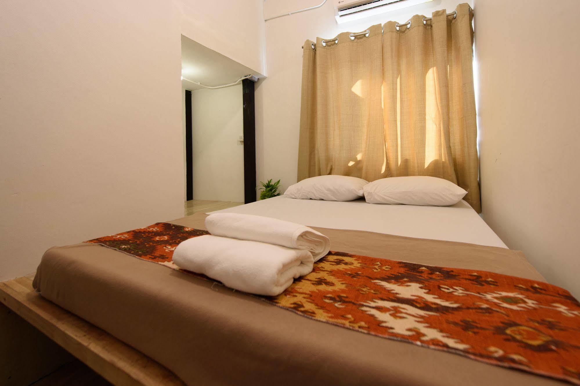 Warm White Hostel Bangkok Esterno foto