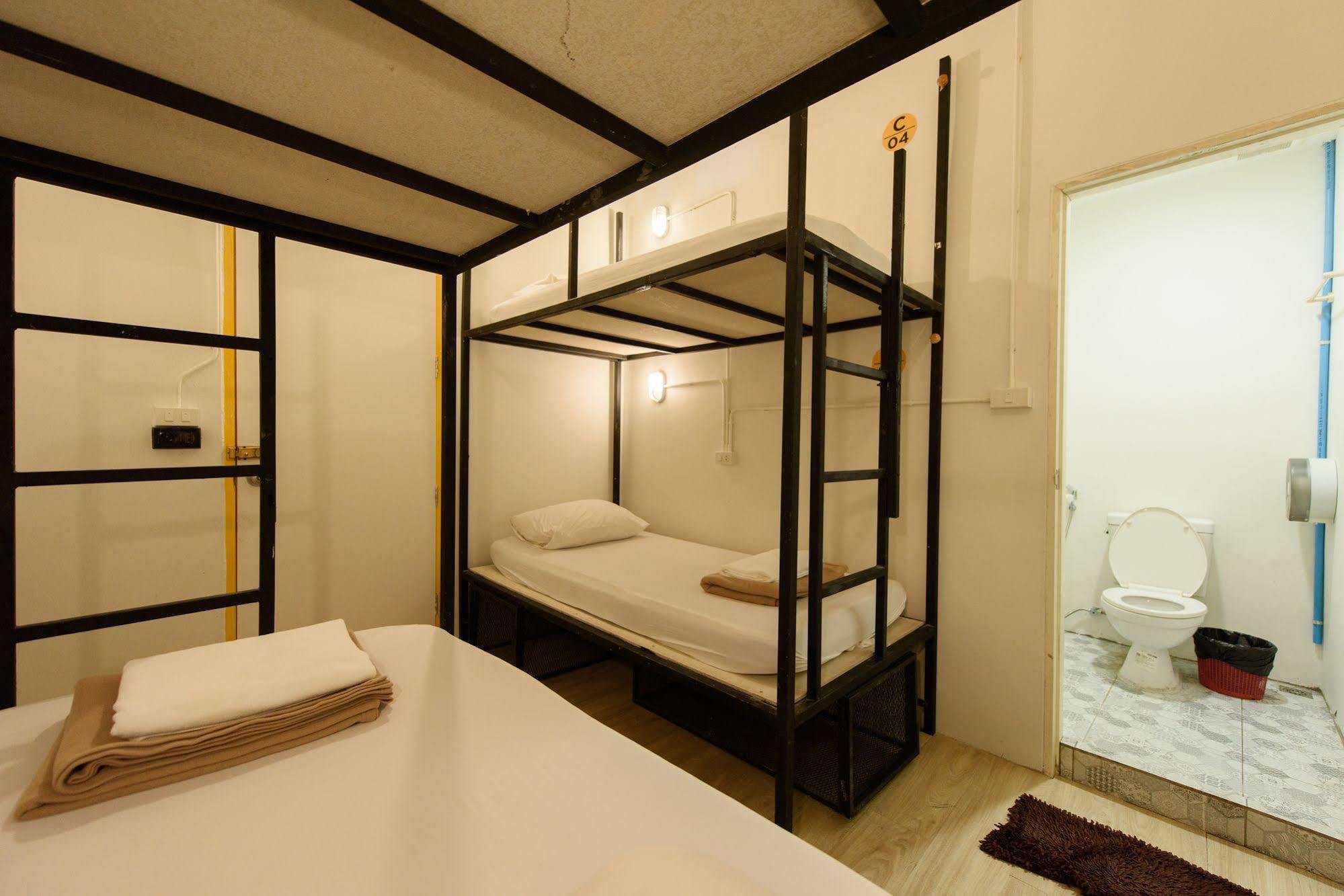 Warm White Hostel Bangkok Esterno foto