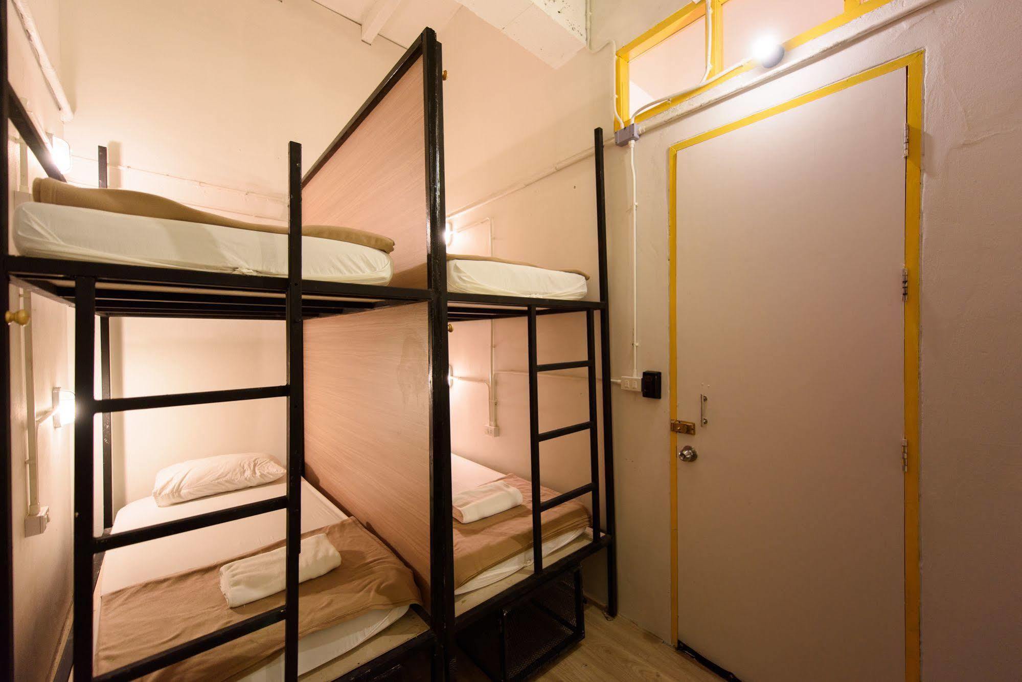 Warm White Hostel Bangkok Esterno foto