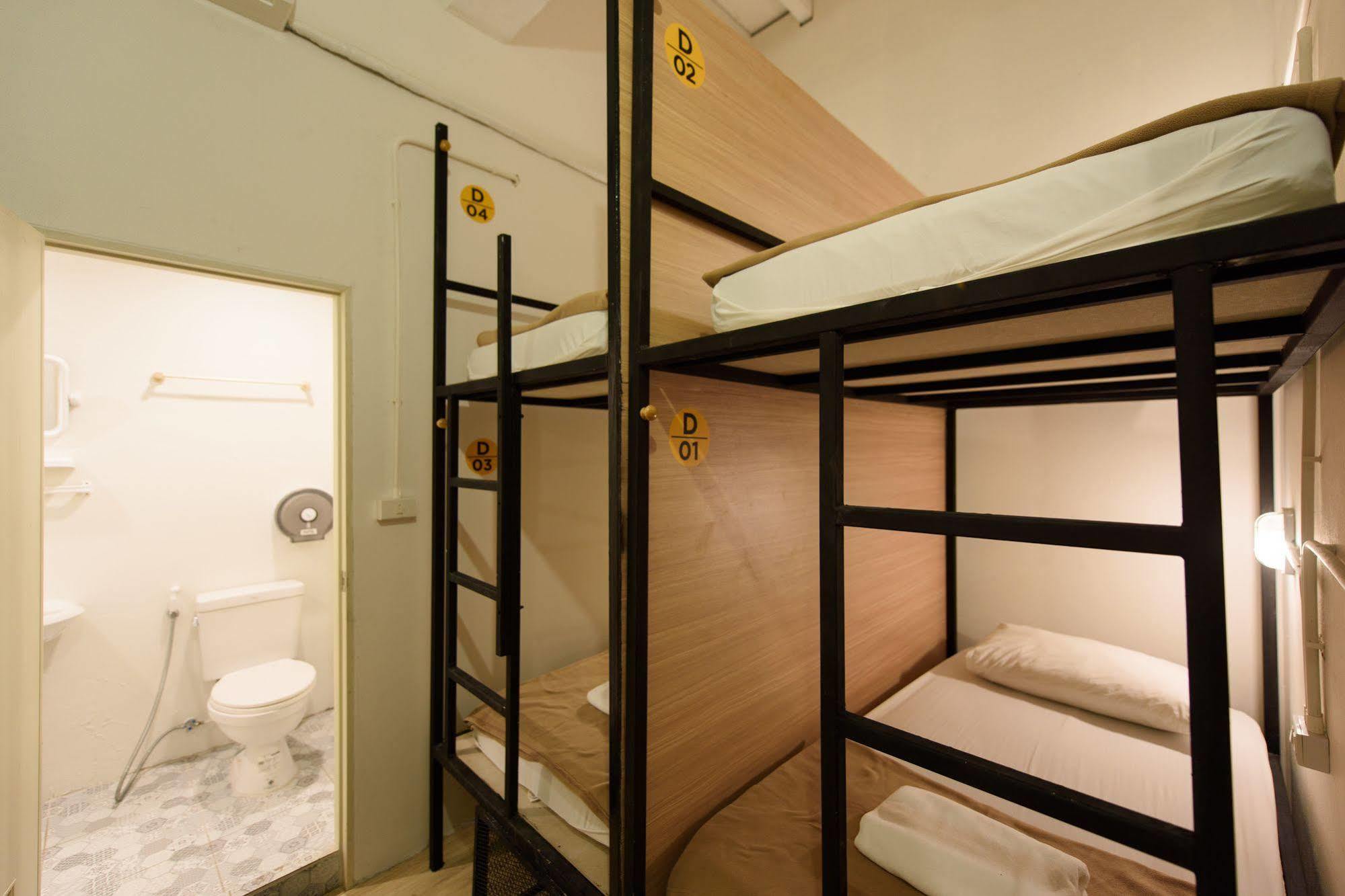 Warm White Hostel Bangkok Esterno foto