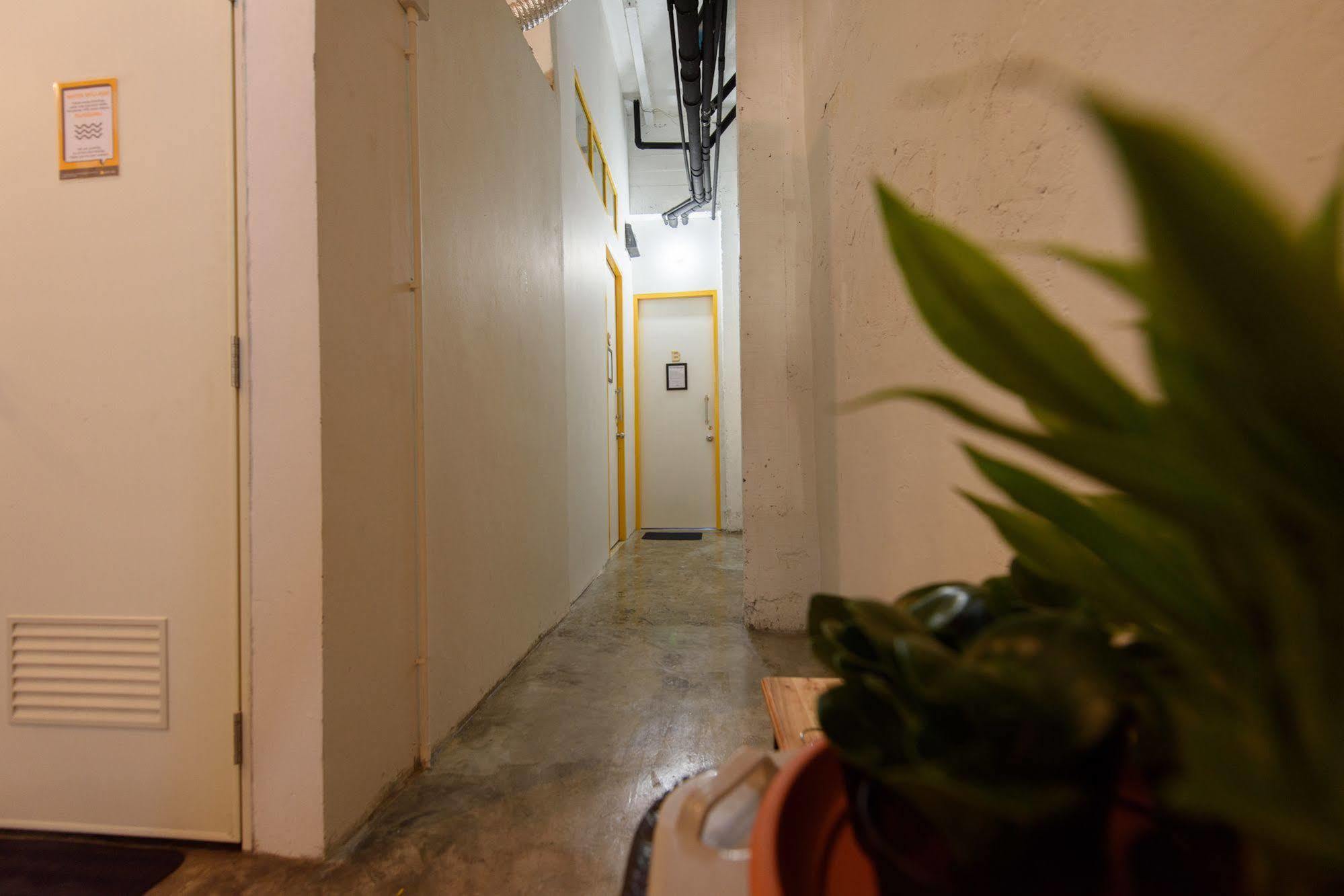 Warm White Hostel Bangkok Esterno foto